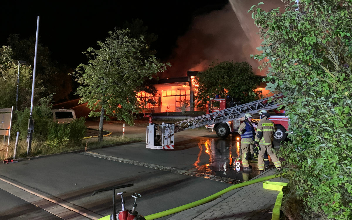 Der Dachstuhl der Werkstatt für behinderte Menschen in Bayreuth stand im Vollbrand. Foto: Katharina Adler