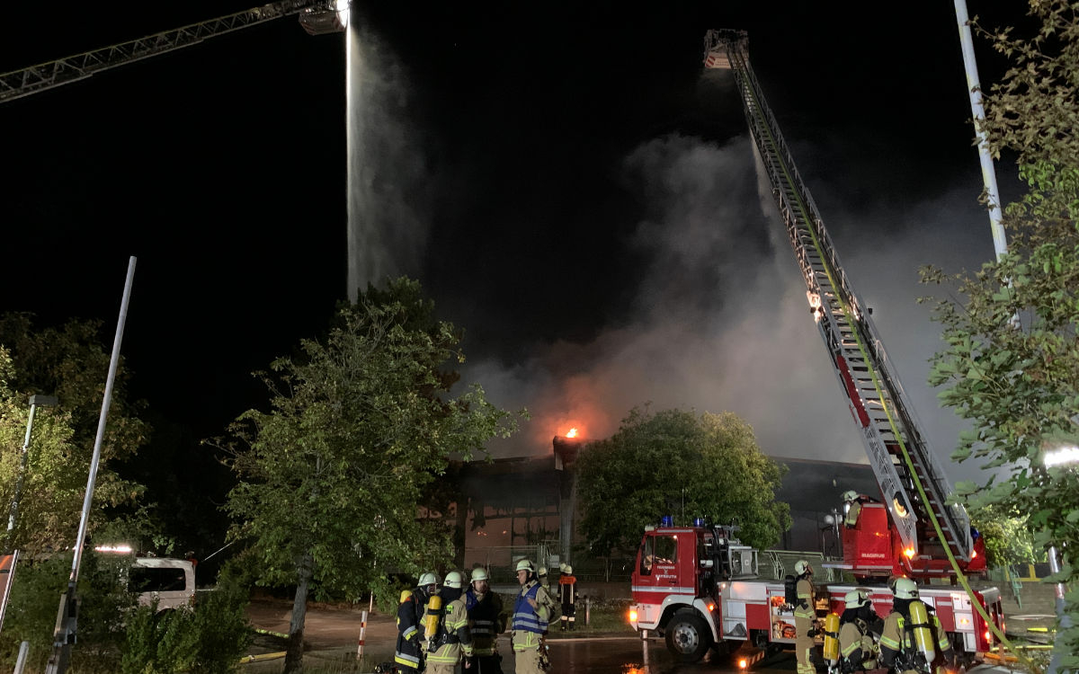 Der Dachstuhl der Werkstatt für behinderte Menschen in Bayreuth stand im Vollbrand. Foto: Katharina Adler