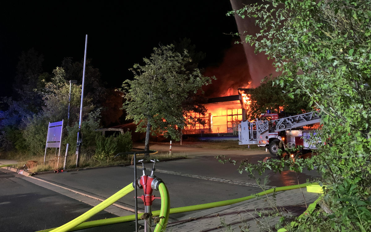 Der Dachstuhl der Werkstatt für behinderte Menschen in Bayreuth stand im Vollbrand. Foto: Katharina Adler