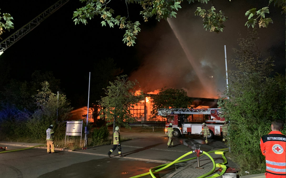 Der Dachstuhl der Werkstatt für behinderte Menschen in Bayreuth stand im Vollbrand. Foto: Katharina Adler