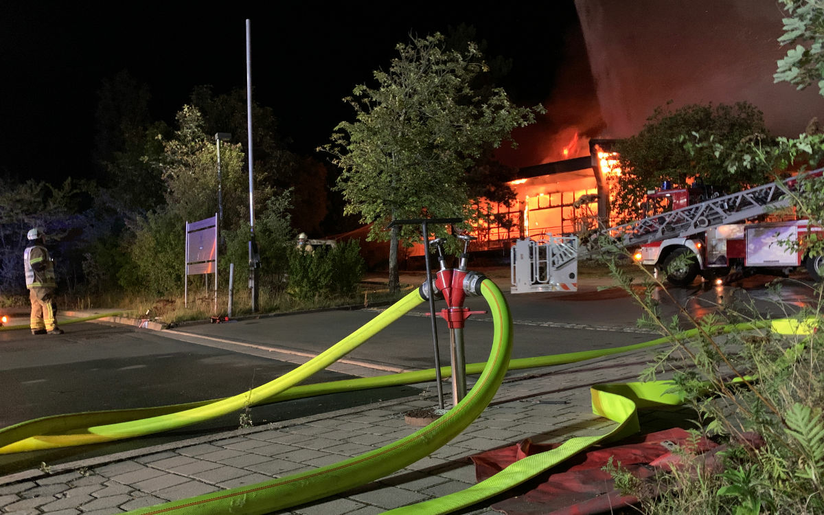 Der Dachstuhl der Werkstatt für behinderte Menschen in Bayreuth stand im Vollbrand. Foto: Katharina Adler