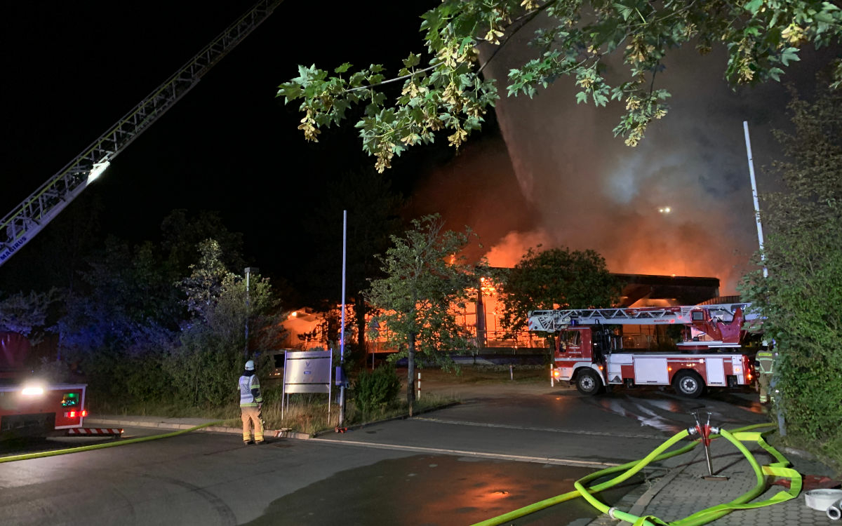 Der Dachstuhl der Werkstatt für behinderte Menschen in Bayreuth stand im Vollbrand. Foto: Katharina Adler