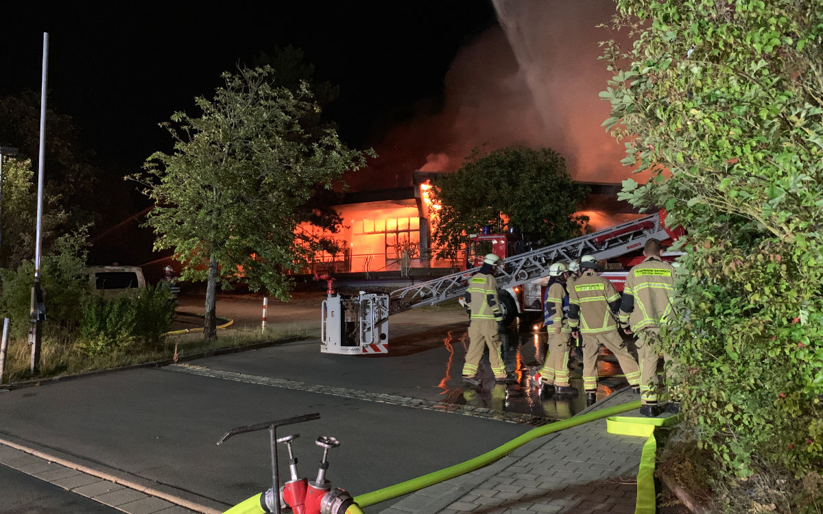 160 Feuerwehrleute kämpften vor Ort gegen die Flammen in der Behindertenwerkstatt (Lebenswerk Bayreuth). Foto: Katharina Adler