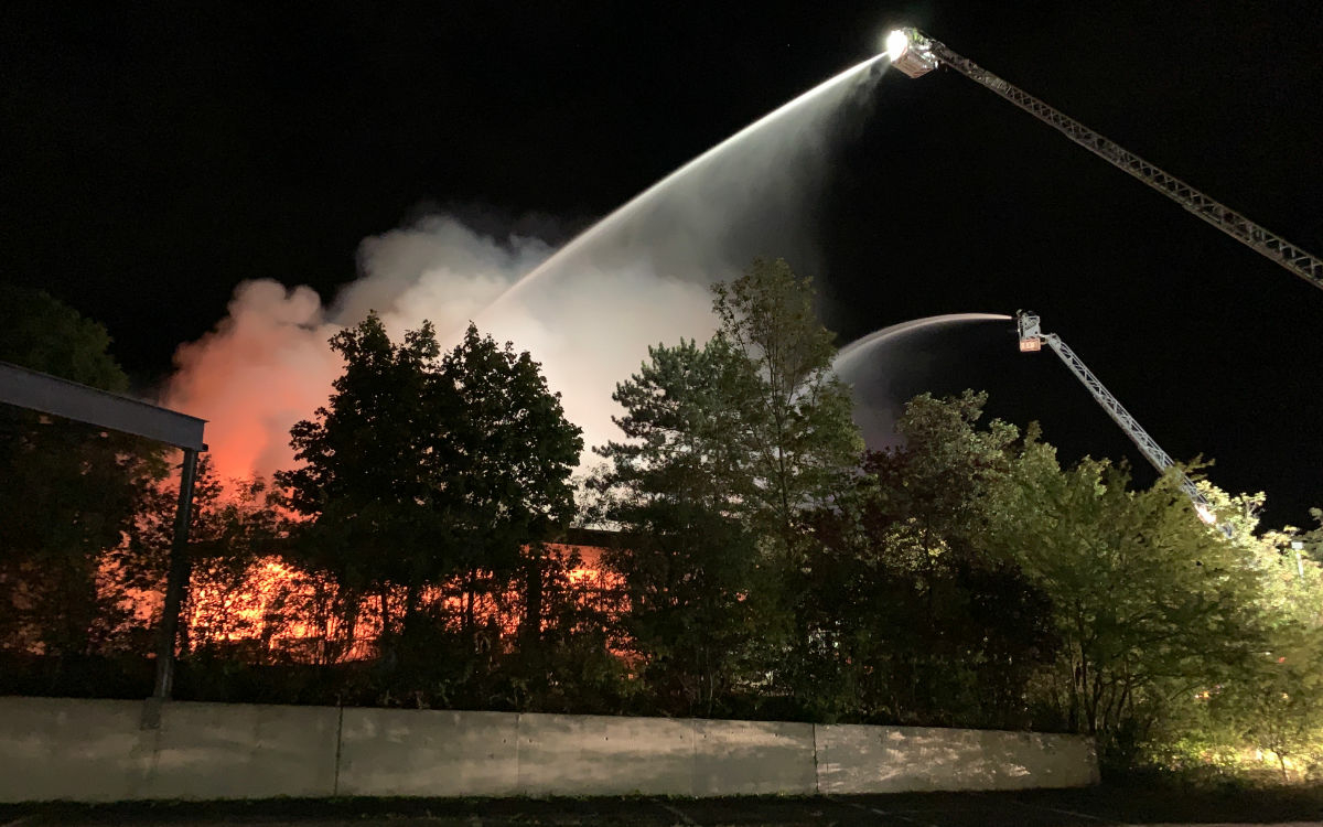 Der Dachstuhl der Werkstatt für behinderte Menschen in Bayreuth stand im Vollbrand. Foto: Katharina Adler