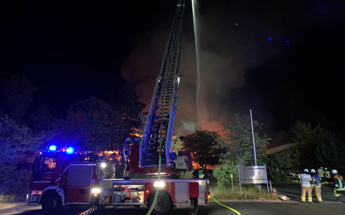 Der Dachstuhl der Werkstatt für behinderte Menschen in Bayreuth stand im Vollbrand. Foto: Katharina Adler