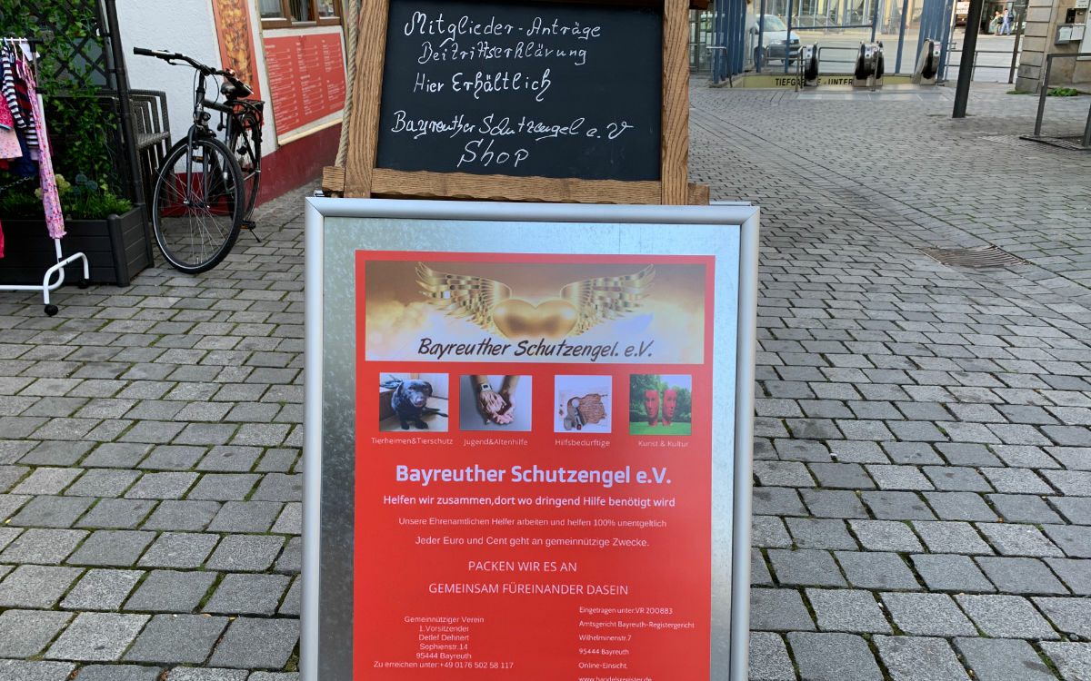 Das Geschäft von Schutzengel e.V. ist in der ehemaligen Metzgerei Löw in der Bayreuther Maxstraße. Foto: Katharina Adler
