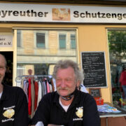 Vorsitzender Detlef Dehnert und Kassenwart Peter Meisel (v.li.) von Schutzengel e.V. stehen vor dem Vereinsgeschäft. Foto: Katharina Adler