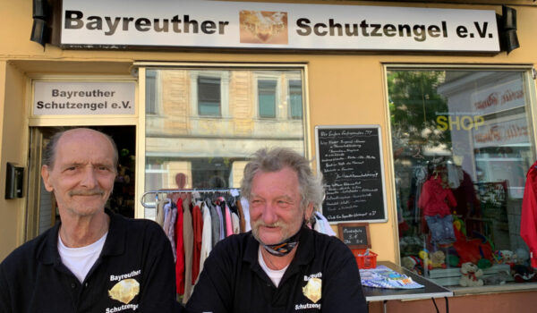 Vorsitzender Detlef Dehnert und Kassenwart Peter Meisel (v.li.) von Schutzengel e.V. stehen vor dem Vereinsgeschäft. Foto: Katharina Adler