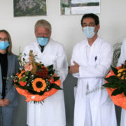 Nach 25 Jahren übergibt Chefarzt Dr. Norbert Friedel die Leitung der Klinik für Herz- und Thoraxchirurgie an seinen Nachfolger Dr. Henning F. Lausberg (rechts). Zur neuen Position gratulieren (von links) Michael Hoch, stellvertretender Personaldirektor, Pflegedirektorin Angela Dzyck, Dr. Norbert Friedel und Prof. Dr. Thomas Rupprecht, Ärztlicher Direktor der Klinikum Bayreuth GmbH. Foto: Klinikum Bayreuth GmbH