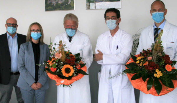 Nach 25 Jahren übergibt Chefarzt Dr. Norbert Friedel die Leitung der Klinik für Herz- und Thoraxchirurgie an seinen Nachfolger Dr. Henning F. Lausberg (rechts). Zur neuen Position gratulieren (von links) Michael Hoch, stellvertretender Personaldirektor, Pflegedirektorin Angela Dzyck, Dr. Norbert Friedel und Prof. Dr. Thomas Rupprecht, Ärztlicher Direktor der Klinikum Bayreuth GmbH. Foto: Klinikum Bayreuth GmbH