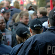 Gewalt bei einer Corona-Demo in Schweinfurt: Die Polizei setzte Schlagstöcke und Pfefferspray ein. Symbolfoto: Pixabay