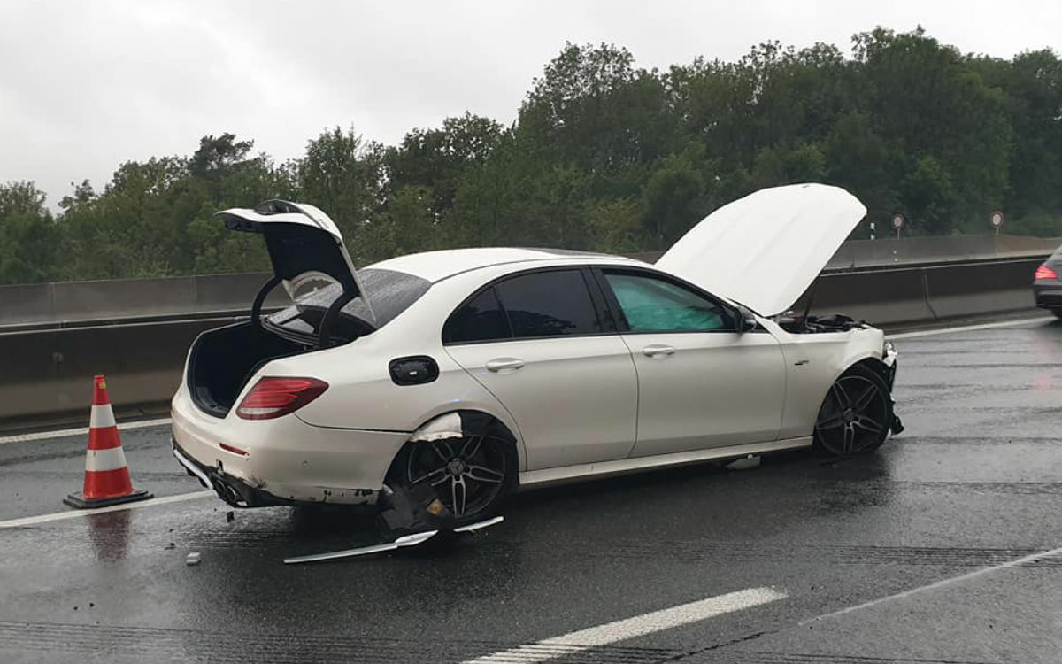 Auf der A9 am Bindlacher Berg ist ein Mercedes bei Regen zu schnell gefahren und in die Leitplanke gekracht. Foto: Feuerwehr Bindlach
