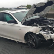 Auf der A9 am Bindlacher Berg ist ein Mercedes bei Regen zu schnell gefahren und in die Leitplanke gekracht. Foto: Feuerwehr Bindlach