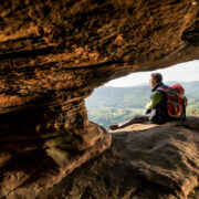 Im abwechslungsreichen Terrain der Pfalz finden sich immer wieder schöne Aussichtspunkte. Foto: djd/BKK Pfalz/Dominik Ketz