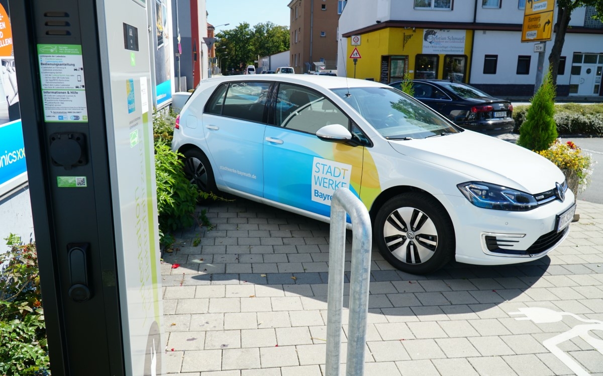 Euronics Baumann in Bayreuth: Normalerweise kauft man da Handys, Computer oder Kühlschränke. Jetzt gibts da auch Autos. Foto: Raphael Weiß