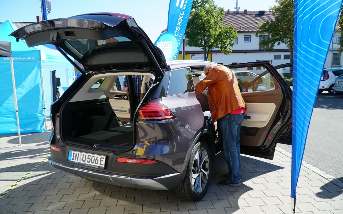 Bayreuther Elektrofachmarkt Baumann verkauft jetzt Autos. Foto: Raphael Weiß