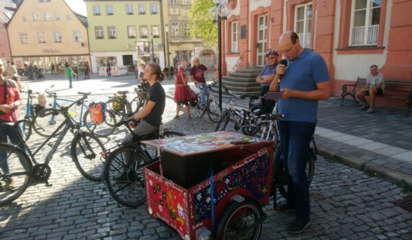 Am Sonntagnachmittag (20.9.2020) haben rund 80 große und kleine Radfahrer in Bayreuth für mehr Sicherheit im Straßenverkehr demonstriert. Foto: Raphael Weiß