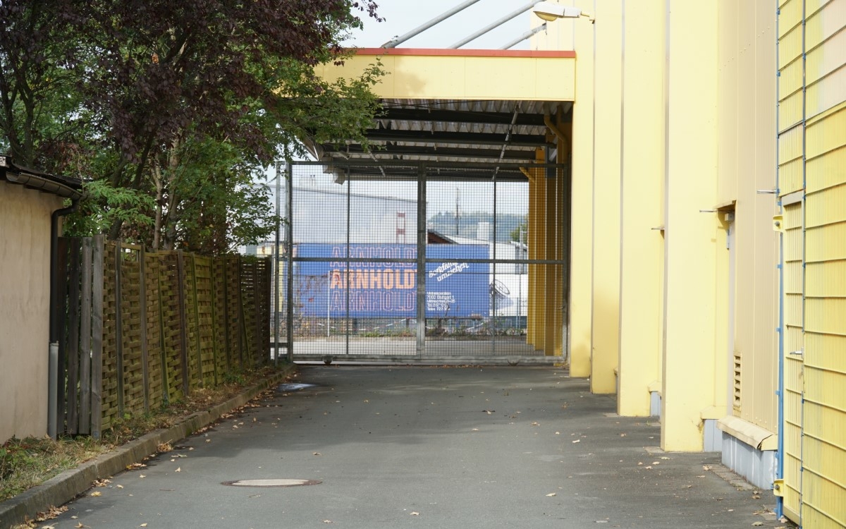 “Da kann man nicht wohnen”: Der leerstehende Baumarkt in der Bayreuther Königsbergstraße erhitzt die Gemüter. Foto: Raphael Weiß