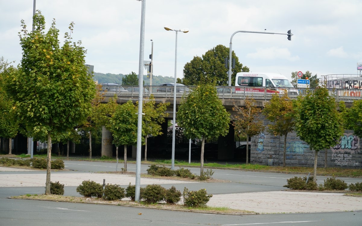 “Da kann man nicht wohnen”: Der leerstehende Baumarkt in der Bayreuther Königsbergstraße erhitzt die Gemüter. Foto: Raphael Weiß