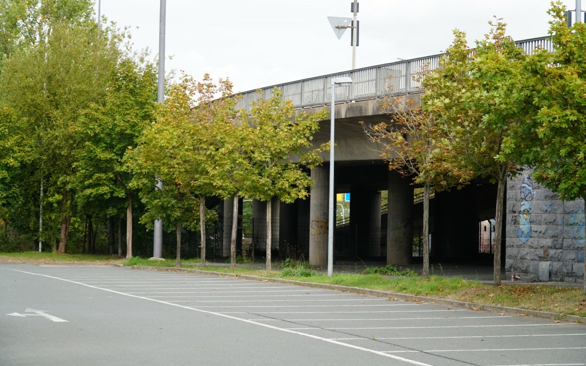 “Da kann man nicht wohnen”: Der leerstehende Baumarkt in der Bayreuther Königsbergstraße erhitzt die Gemüter. Foto: Raphael Weiß