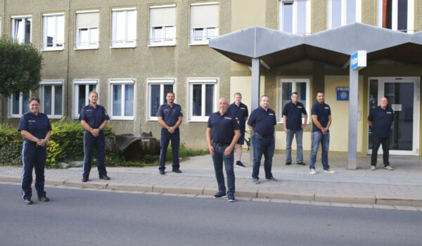 Sieben neue Mitarbeiter bei der Sicherheitswacht der Polizei Bayreuth-Stadt. Das angefügte Bild zeigt die Dienststellenleiterin Polizeidirektorin Christine Götschel, Polizeihauptkommissar Harald Stadter, Polizeioberkommissar Heiko Engelhardt und die neuen Mitarbeiter der Sicherheitswacht (eine Person fehlt). Foto: PI Bayreuth-Stadt