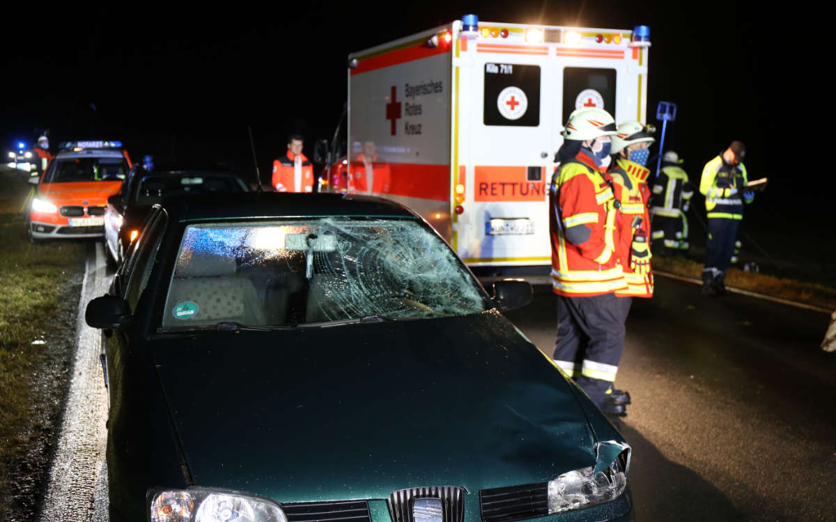 Am Freitagabend (25.9.2020) hat ein Autofahrer in Oberfranken einen Fußgänger übersehen. Der wurde schwerverletzt ins Krankenhaus geflogen. Foto: News5