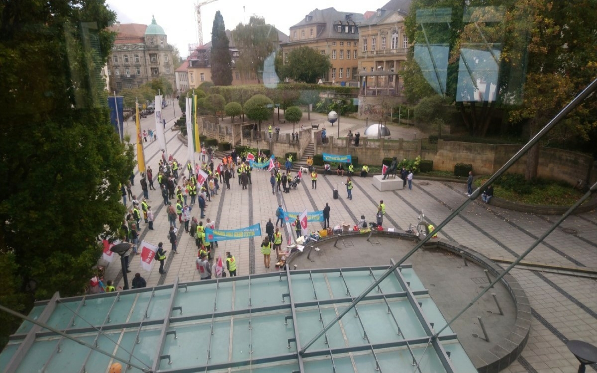 ver.di Warnstreik am 29.9.2020 vor dem Atrium der Schlossgalerie in Bayreuth. Drinnen tagte der Stadtrat. Foto: Raphael Weiß