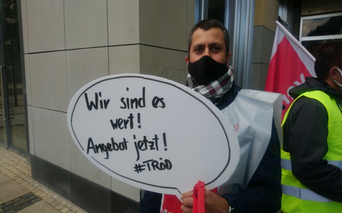 ver.di Warnstreik am 29.9.2020 vor dem Atrium der Schlossgalerie in Bayreuth. Drinnen tagte der Stadtrat. Foto: Raphael Weiß