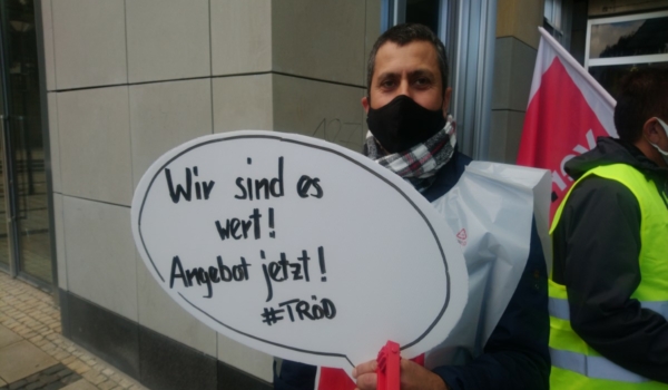 ver.di Warnstreik am 29.9.2020 vor dem Atrium der Schlossgalerie in Bayreuth. Drinnen tagte der Stadtrat. Foto: Raphael Weiß