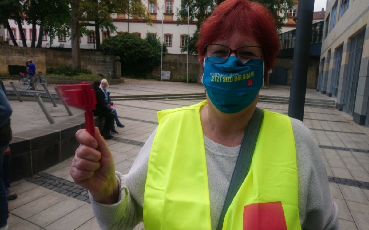 ver.di Warnstreik am 29.9.2020 vor dem Atrium der Schlossgalerie in Bayreuth. Drinnen tagte der Stadtrat. Foto: Raphael Weiß