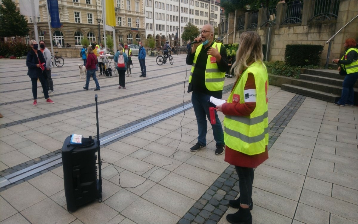 ver.di Warnstreik am 29.9.2020 vor dem Atrium der Schlossgalerie in Bayreuth. Drinnen tagte der Stadtrat. Foto: Raphael Weiß