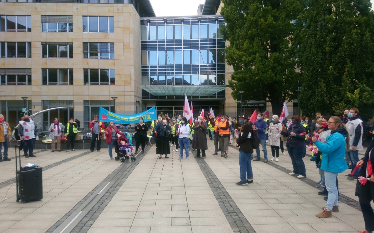 ver.di Warnstreik am 29.9.2020 vor dem Atrium der Schlossgalerie in Bayreuth. Drinnen tagte der Stadtrat. Foto: Raphael Weiß