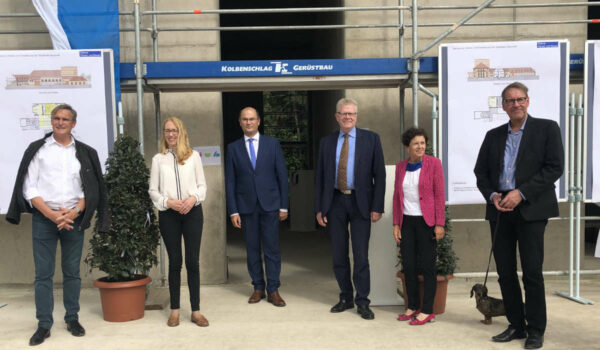 Richtfest für das Friedrichsforum in Bayreuth: Stadtrat Michael Hohl, Stadträtin Stephanie Kollmer, Bayerns Finanzminister Albert Füracker, Bayreuths Oberbürgermeister Thomas Ebersberger, Gudrun Brendel-Fischer (Abgeordnete des Bayerischen Landtags) und Stadtrat Stefan Specht. Foto: Redaktion