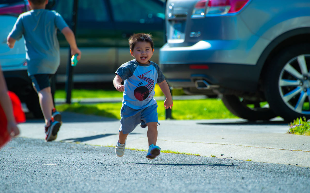 In Oberfranken haben zwei Kinder bei ihrem Spiel den Lack mehrerer Autos zerkratzt. Foto: Pexels