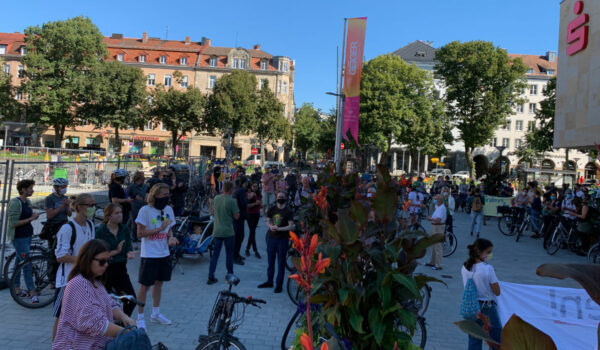 Die Aktivisten von Fridays For Future haben eine Demonstration organisiert, um ihren Rückhalt für das Bürgerbegehren vom Radentscheid Bayreuth zu zeigen. Foto: Katharina Adler