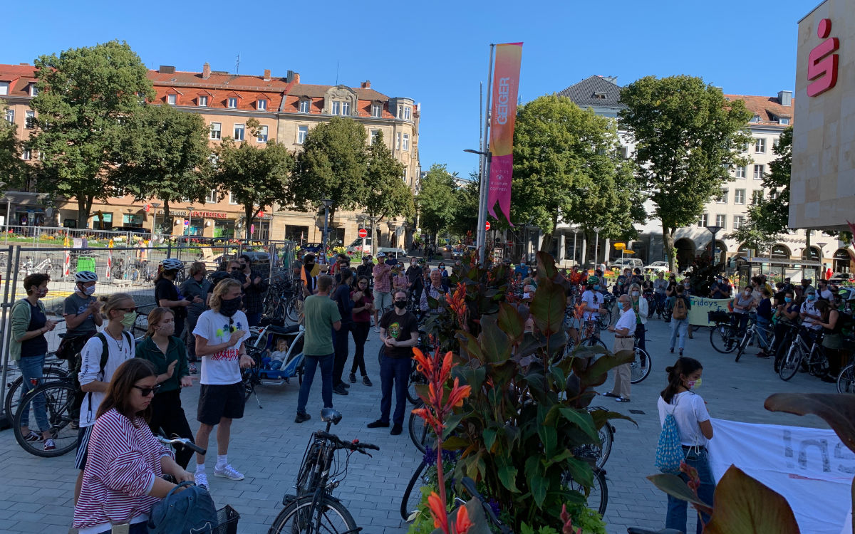 Die Aktivisten von Fridays For Future haben eine Demonstration organisiert, um ihren Rückhalt für das Bürgerbegehren vom Radentscheid Bayreuth zu zeigen. Foto: Katharina Adler