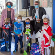 Schulleiterin Daniela Dietel, Karl Ludwig Hugo Schröder, Samuel Waldon, Jakob Schrödel, Jan Koch (Stadtwerke-Sprecher) und Evelyn Wolf (v.li.) Foto: Stadtwerke Bayreuth