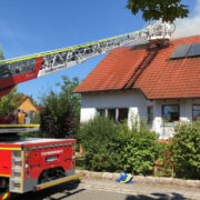 Die Feuerwehr löscht in Kulmbach ein brennendes Haus. Foto: Raphael Weiß