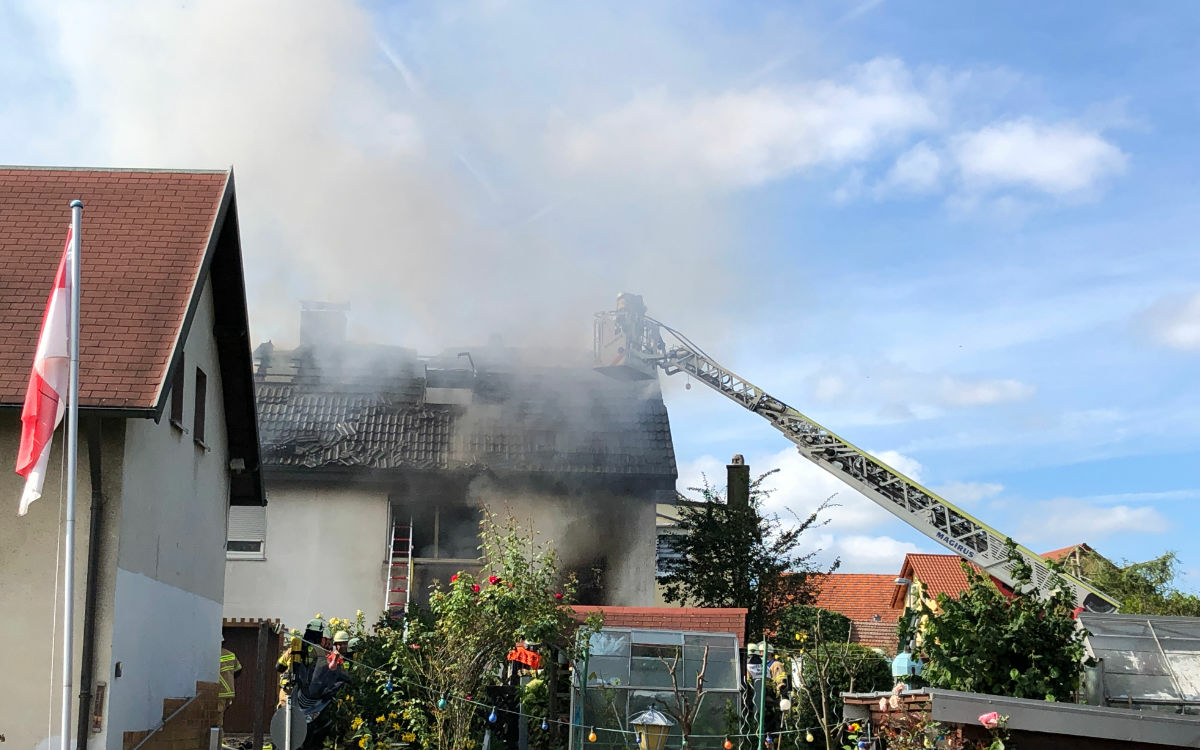 Ein Haus brennt in der Polarstraße im Bayreuther Stadtteil Aichig. Foto: Katharina Adler