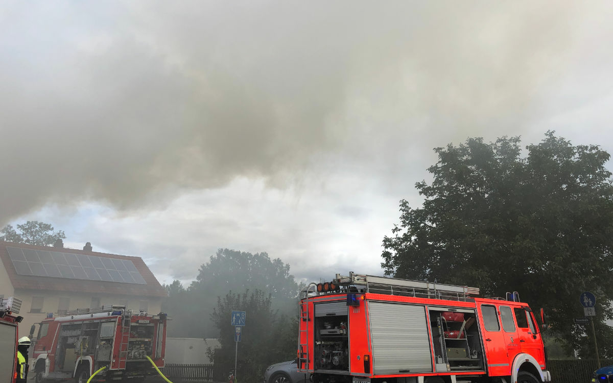 Ein Haus brennt in der Polarstraße im Bayreuther Stadtteil Aichig. Foto: Katharina Adler