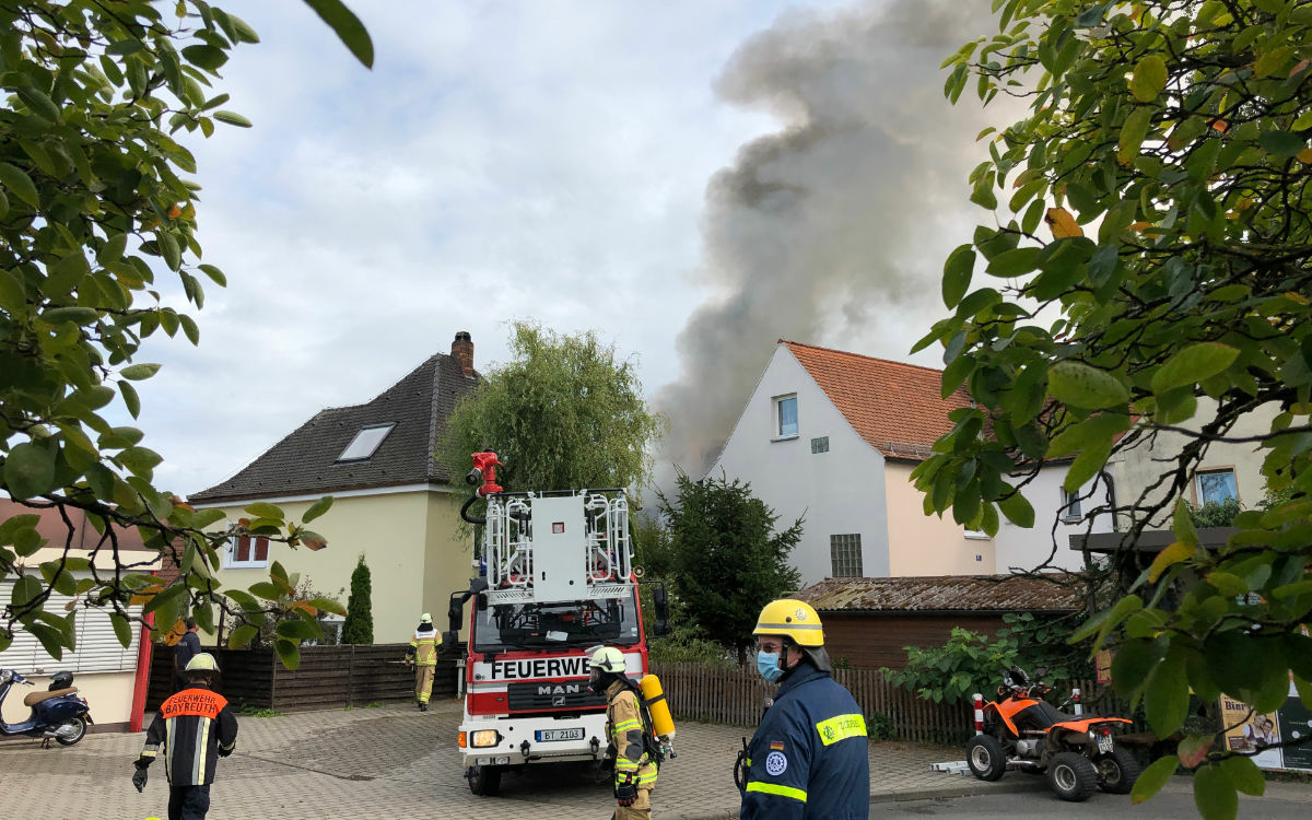 Ein Haus brennt in der Polarstraße im Bayreuther Stadtteil Aichig. Foto: Katharina Adler