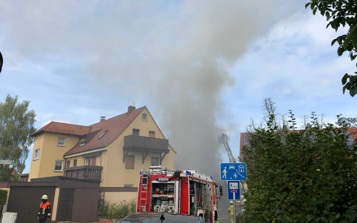 Ein Haus brennt in der Polarstraße im Bayreuther Stadtteil Aichig. Foto: Katharina Adler