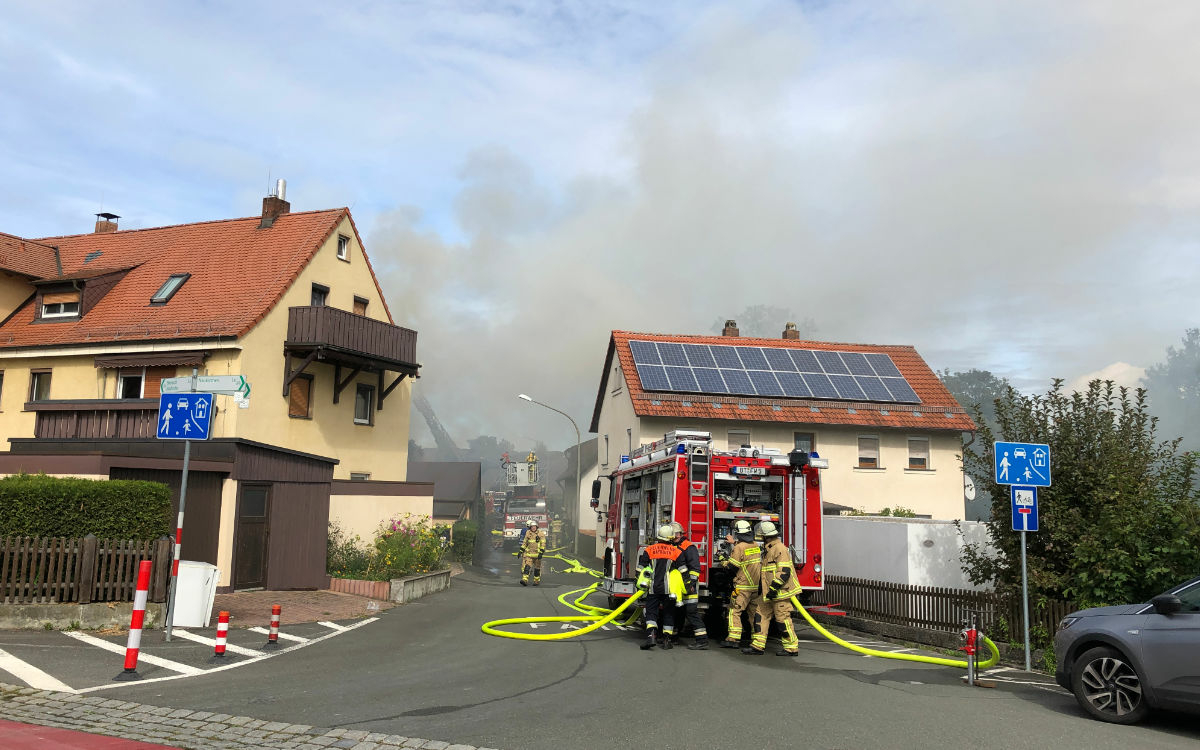 Ein Haus brennt in der Polarstraße im Bayreuther Stadtteil Aichig. Foto: Katharina Adler