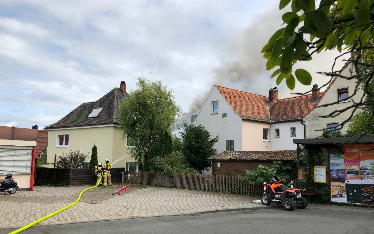 Ein Haus brennt in der Polarstraße im Bayreuther Stadtteil Aichig. Foto: Katharina Adler