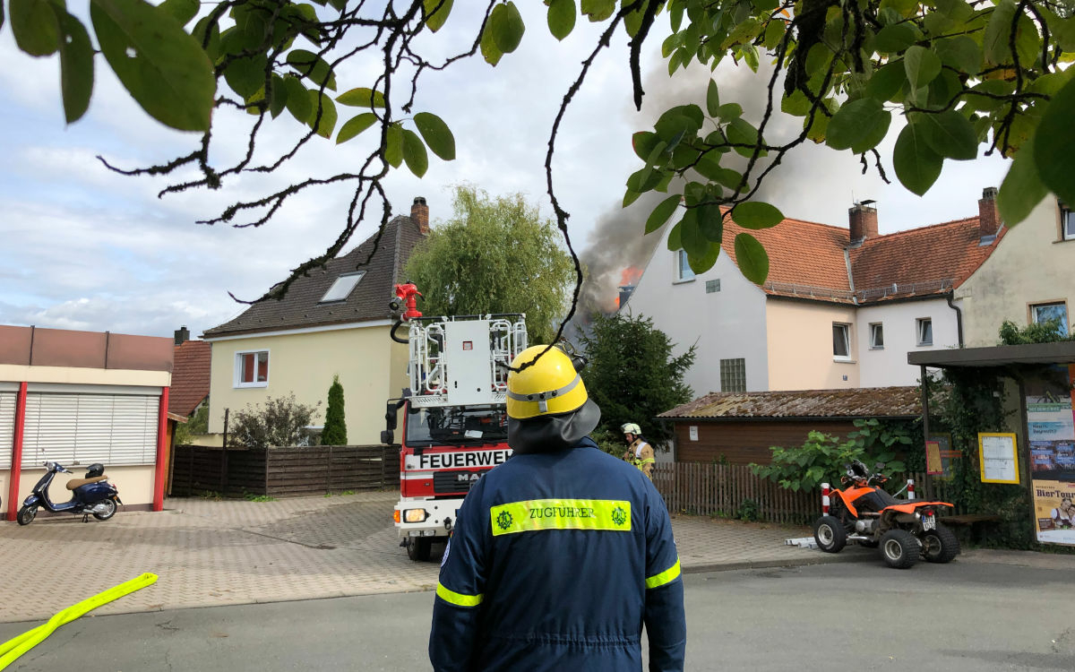 Ein Haus brennt in der Polarstraße im Bayreuther Stadtteil Aichig. Foto: Katharina Adler