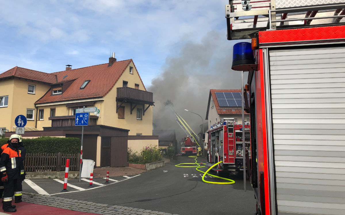 Ein Haus brennt in der Polarstraße im Bayreuther Stadtteil Aichig. Foto: Katharina Adler