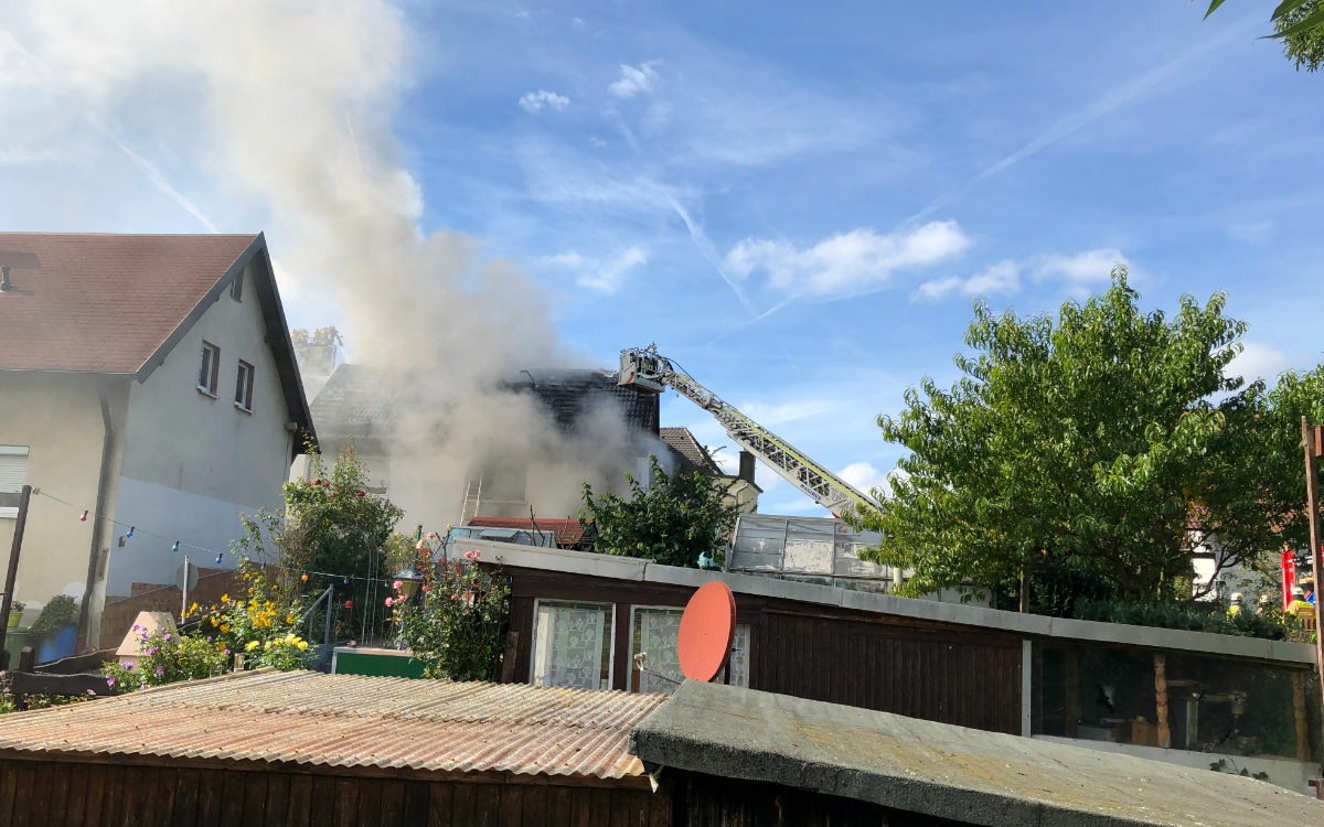 Ein Haus brennt in der Polarstraße im Bayreuther Stadtteil Aichig. Foto: Katharina Adler