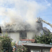 Feuer in Aichig. In Bayreuth brennt es. Die Einsatzkräfte sind vor Ort. Foto: Katharina Adler