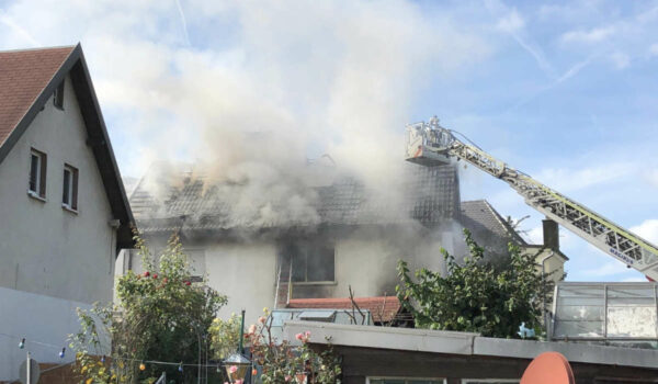 Feuer in Aichig. In Bayreuth brennt es. Die Einsatzkräfte sind vor Ort. Foto: Katharina Adler