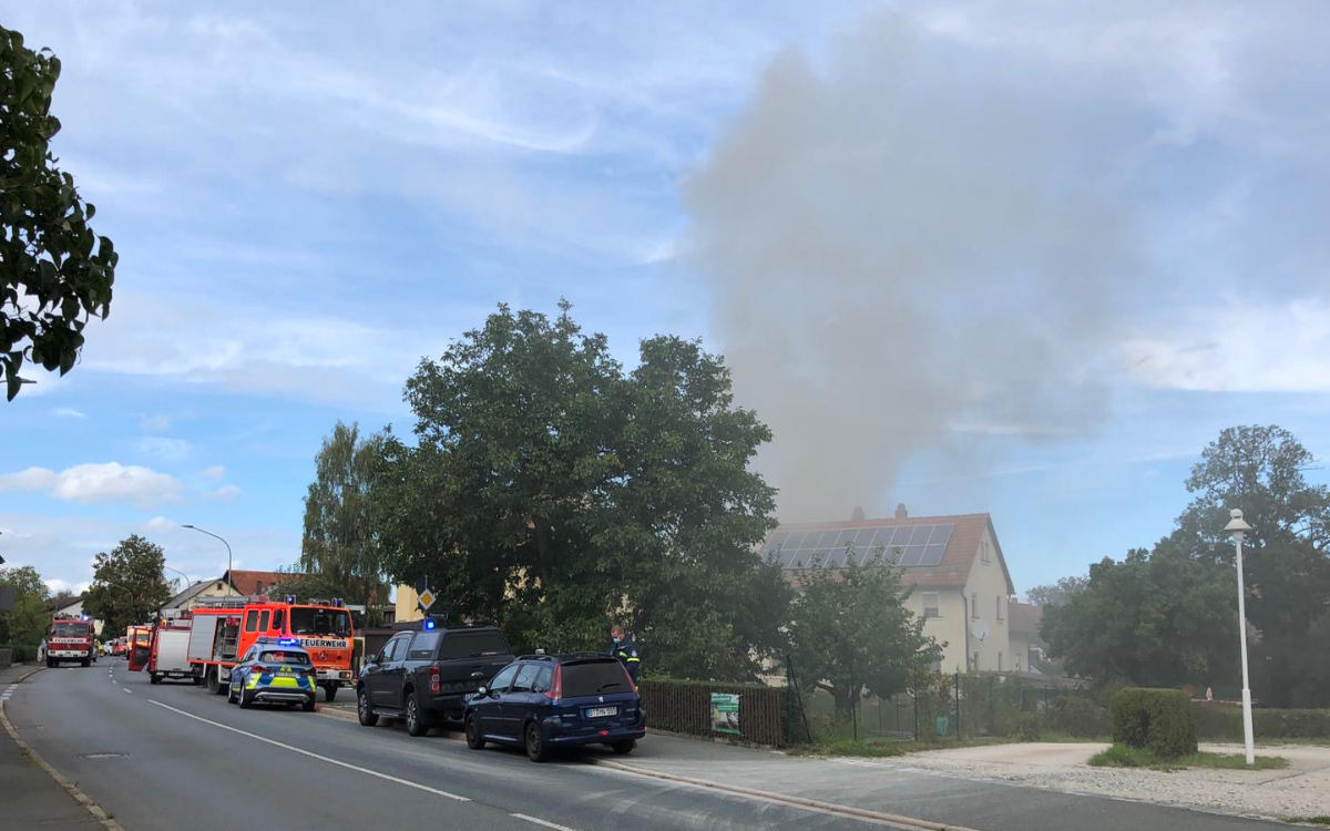 Feuer in Aichig. In Bayreuth brennt es. Die Einsatzkräfte sind vor Ort. Foto: Katharina Adler